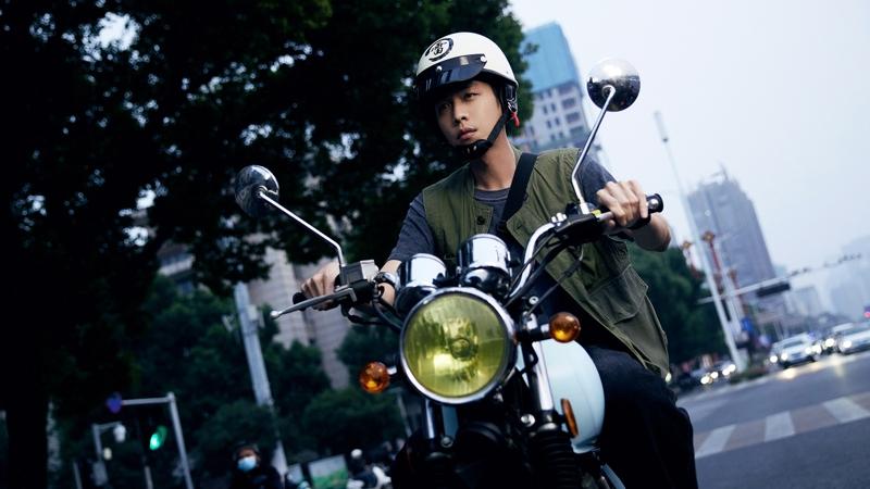 张若昀（中）在「鸣龙少年」中的偏执性格，根源来自原生家庭。图／龙华电视提供