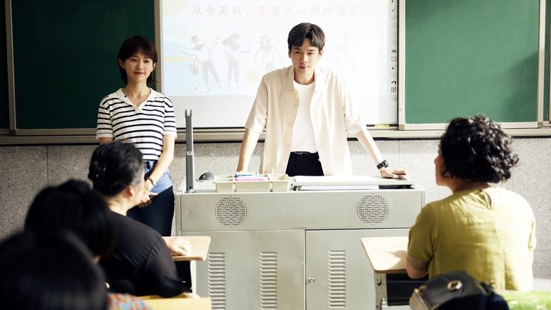 张若昀（中）在「鸣龙少年」中的偏执性格，根源来自原生家庭。图／龙华电视提供