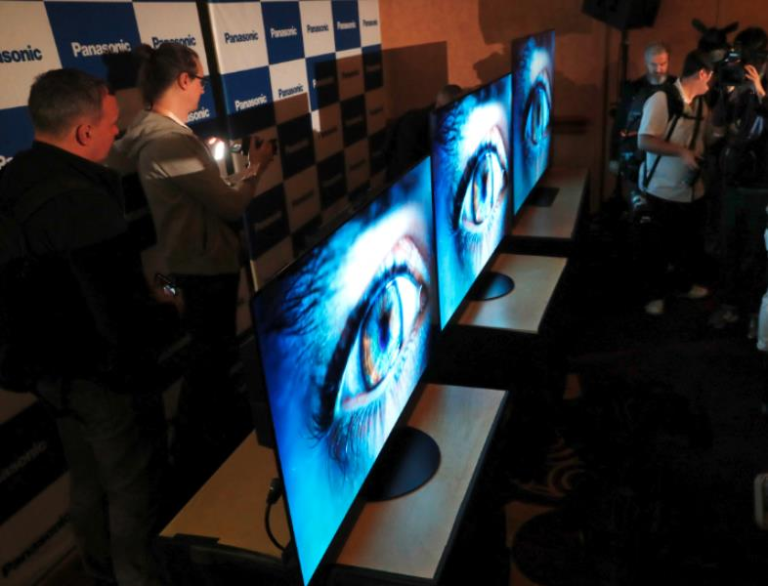 Panasonic让出欧美电视业务 日企主导时代告终 Panasonic将欧美电视销售与行销业务交由中国创维集团,象征日企主导电视市场的时代告终。图为Panasonic电视在2024年CES亮相。(路透)