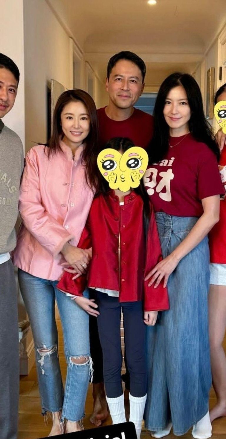 林心如9岁爱女罕见曝光正面照 暴风抽高秀大长腿 林心如带着9岁女儿(前排中)与友人聚会。 (取材自微博)