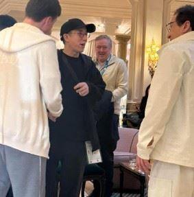 成龙和房祖名近日在意大利罕见同框。(取材自微博)
