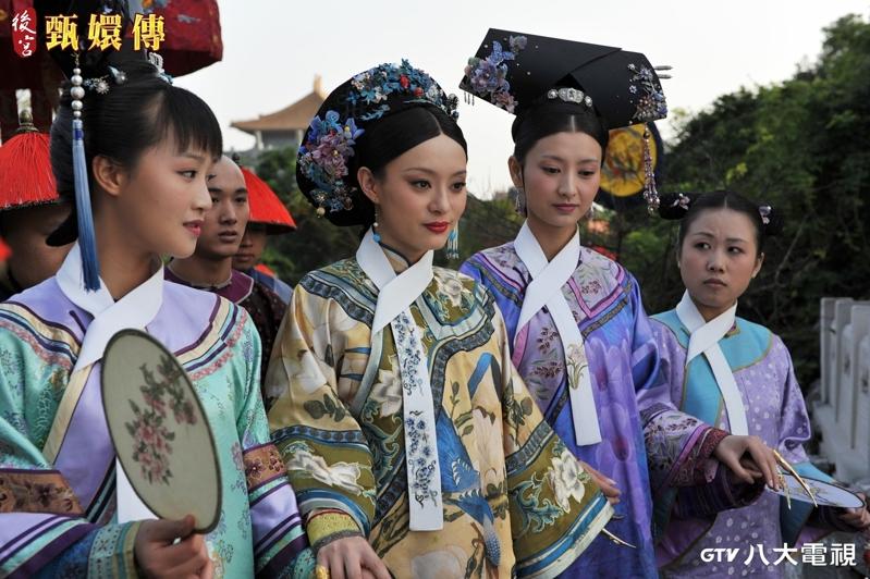 陈建斌(左)、孙俪主演「后宫甄嬛传」观看热度不减,每年刷新纪录。图/八大电视提供