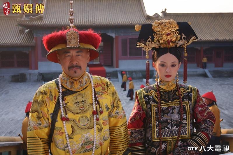 陈建斌(左)、孙俪主演「后宫甄嬛传」观看热度不减,每年刷新纪录。图/八大电视提供