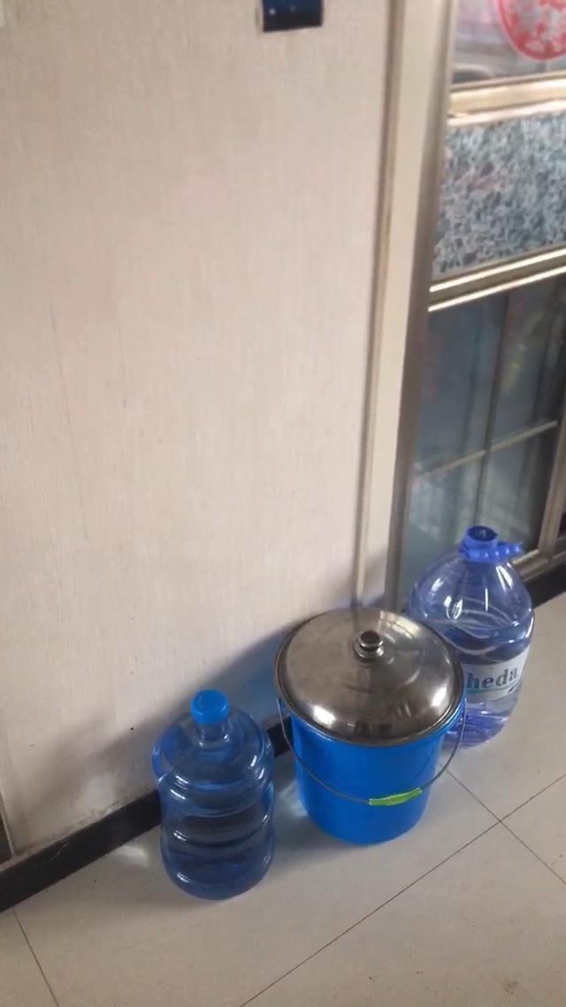 一家五口的春节,就在没有自来水的情况下度过。(取材自华商报)