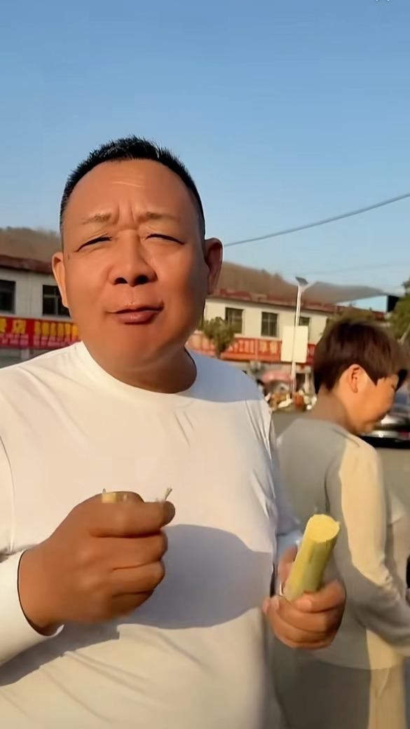 于东来被拍到在河南许昌街头娴熟地削甘蔗、啃甘蔗 。 (取材自红星新闻)