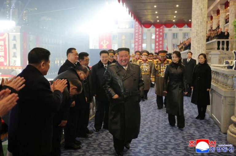 金正恩重申南北韩是「敌对两国」 南韩统一部「遗憾」 北韩官媒朝中社发布的照片显示,北韩领导人金正恩(中)与女儿金主爱(右3)25日在平壤出席纪念北韩劳动党第九次代表大会的阅兵典礼。 (路透)