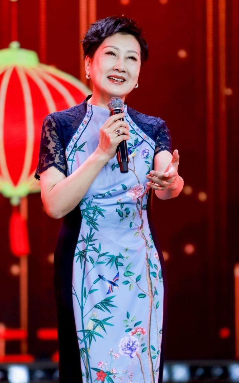 春节最强60后代表…张凯丽连登9台晚会 网笑「承包遥控器」 张凯丽在春节期间共参加9台晚会、12个节目。(取材自微博)