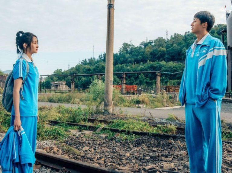 年代剧开春齐发…「岁月有情时」被赞温暖人情味比爱情更好看 黄景瑜(右)、关晓彤在「岁月有情时」中穿起高中校服。(取材自微博)