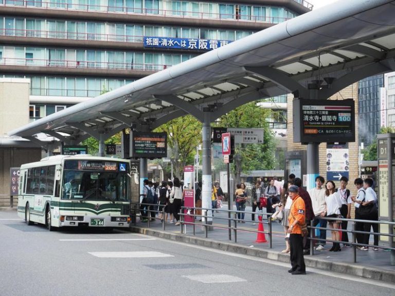 京都拟推公车「双轨票价」观光客最高400日圆 网吐槽1千日圆也照搭 京都观光洛巴士100号停靠于京都车站外,等待乘客上车。数据照片。(路透)