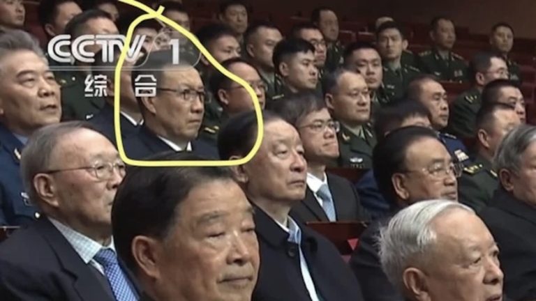 董军在习背后表情难看 党媒联手对习高级黑