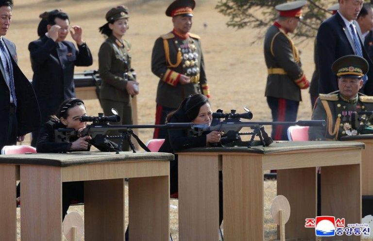继位培训? 北韩官媒罕见公开金主爱持枪射击照 北韩政府提供的照片显示,金正恩的妹妹金与正(左)与其他高级官员27日在北韩一处未公开地点的射击场试射新型狙击步枪;据指中间官员是劳动党宣传鼓动部副部长玄松月。(美联社)
