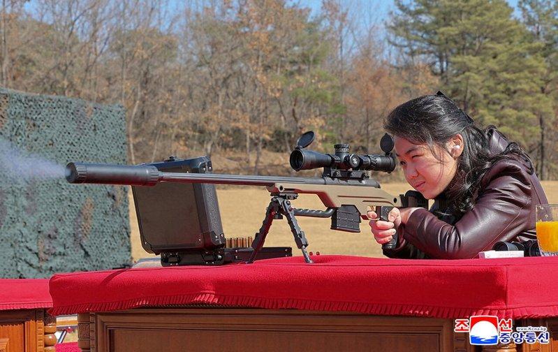 北韩官媒朝中社28日发布的照片显示,金正恩的女儿金主爱在与父亲会见主要官员及军事...