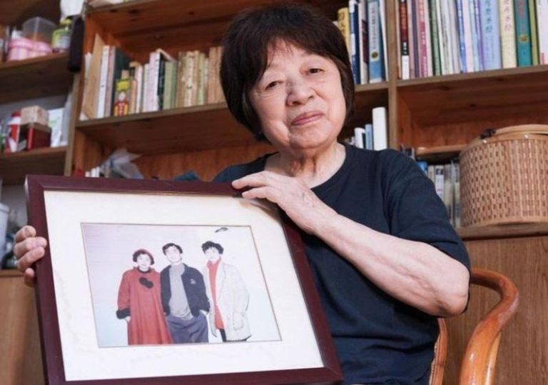 畅销书抄袭 曾获谷雨文学奖的「厨房作家」杨本芬道歉 杨本芬展示自己3个孩子的合影。(取材自中国作家网)