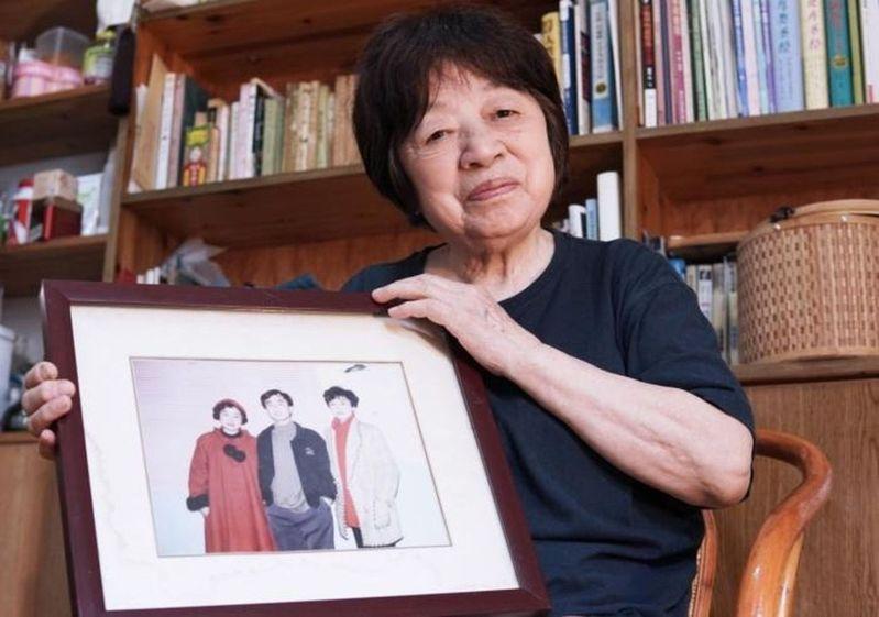 杨本芬展示自己3个孩子的合影。(取材自中国作家网)