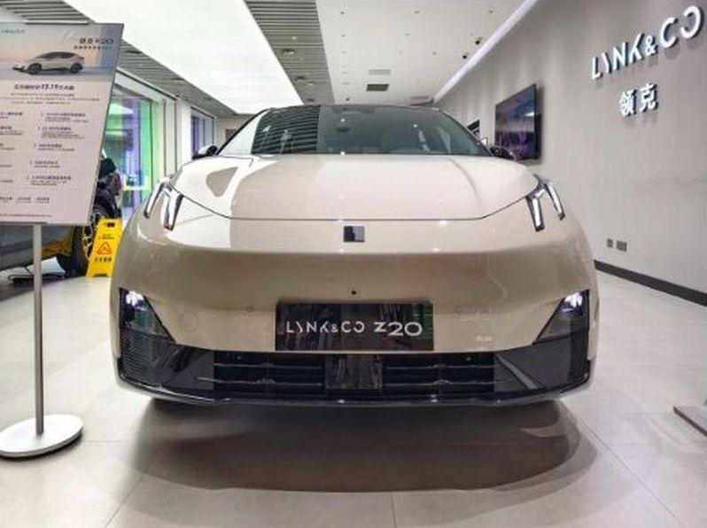领克语音误关大灯致撞车,高管回应已优化语音控制方案。(取材自界面新闻)