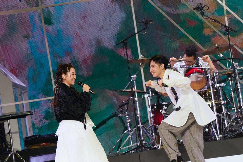 王菀之(左)跟苏打绿青峰默契绝佳。(图/苏打绿有限公司提供)
