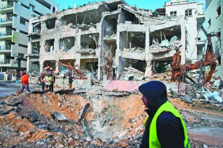 伊朗报复袭击 波湾多国再传爆炸声 杜拜帆船饭店也遭波及 以国遭飞弹袭击 伊朗飞弹二月廿八日击中以色列特拉维夫,救援和军方人员一日查看遇袭现场。(美联社)