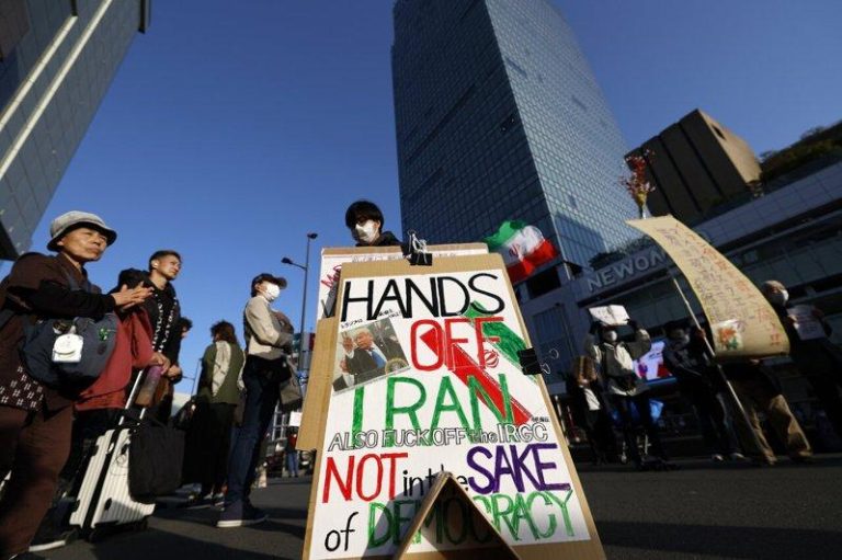 日本民众1日在东京举行抗议活动，反对美国和以色列空袭伊朗。（欧新社）