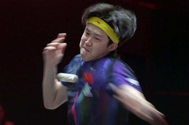 在新加坡举行的世界乒乓球职业大联盟(WTT)新加坡大满贯男子单打16强比赛中,中...