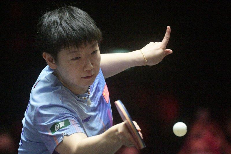 在新加坡举行的世界乒乓球职业大联盟(WTT)新加坡大满贯女子单打半决赛中,中国选...