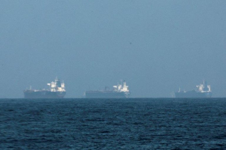能避开荷莫兹海峡?沙国试图从红海运出原油 船东还是怕 在阿曼湾的富查伊拉沿岸附近的油轮。此时伊朗矢言封锁荷莫兹海峡,扰乱中东原油海运路线。(路透)
