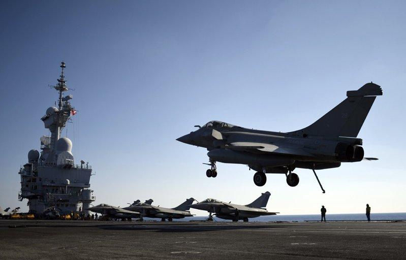 法国总统马克宏3日下令航空母舰「戴高乐号」驶往地中海,应对中东紧张局势,并寻求建...