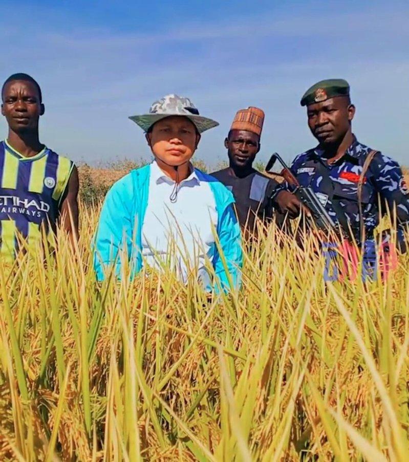 杨秀刚被尼日利亚政府视为重要人才,还安排持枪武警24小时贴身保护。(取材自微博)
