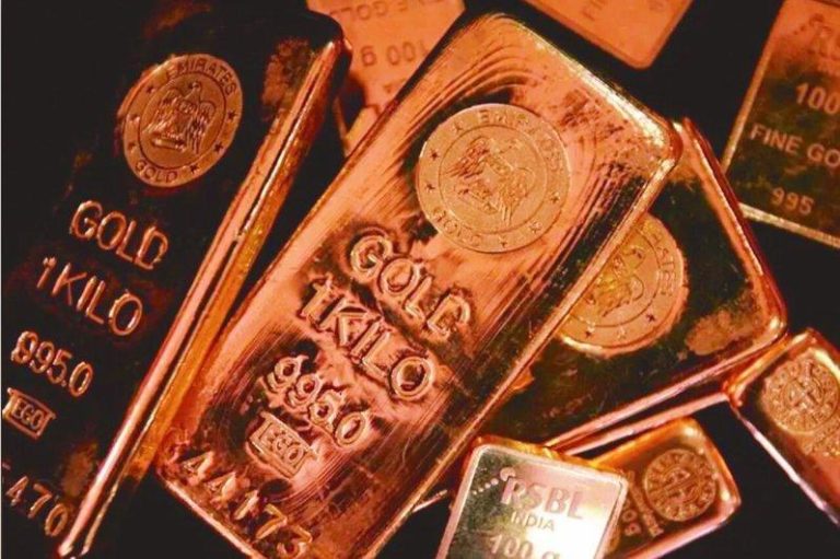 中东战火扩大 油金强涨、交易员下调Fed降息预期 现货金价如预期在避险买盘带动下大涨2%,攀上每英两5400美元。(路透)