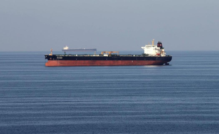 战时的保命符?行经荷莫兹海峡货轮强调「中资」经营 一艘油轮行经荷莫兹海峡;示意图,非铁娘子号散装轮。(路透)