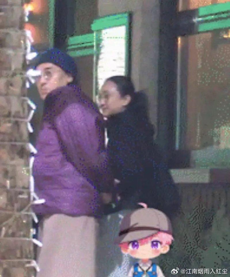 周迅和紫衣男子交互亲密，被疑有新恋情。(摘自微博)