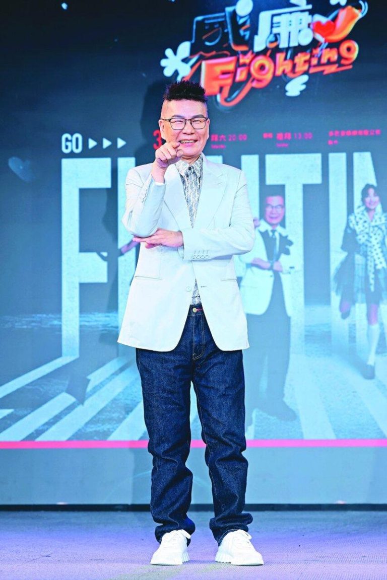 沈玉琳罹癌7个月后4节目复工 曝财产妻女2辈子花不完 沈玉琳大病后首露面,还摆出招牌手势。(记者王聪贤/摄影)