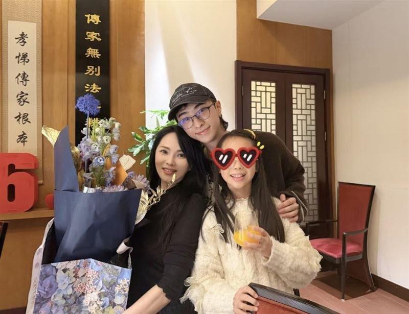 伊能静开心和儿子小哈利、女儿米粒一起庆生。(取材自伊能静小红书)