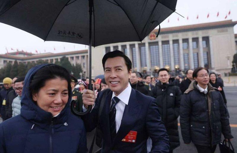 甄子丹在进入政协会议前被包围访问。(取材自新京报)