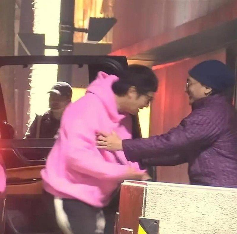 陈坤下车后和紫衣男交互热络。(视频截屏)