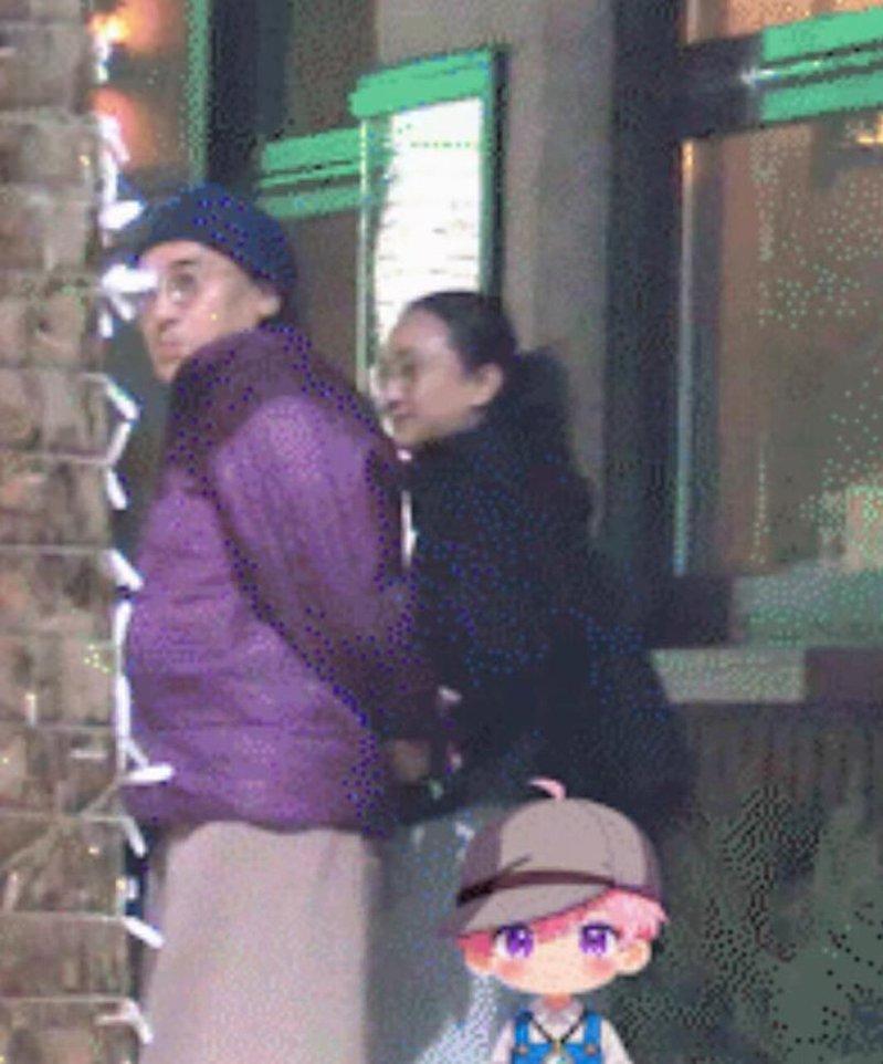 周迅搂着紫衣男。(视频截屏)
