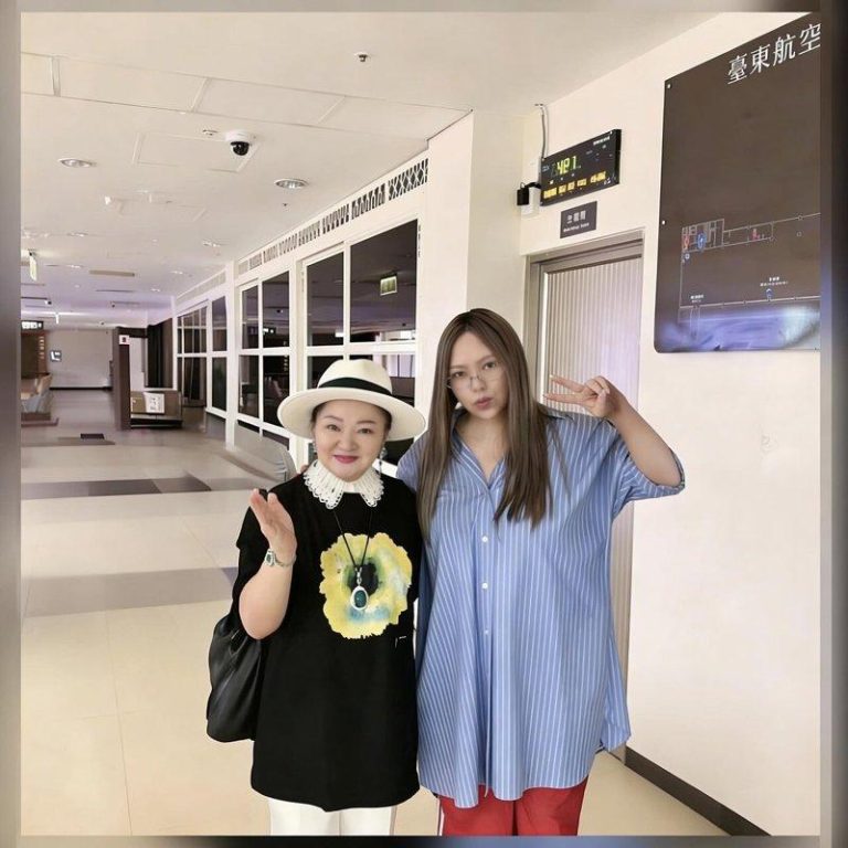 白冰冰（左）巧遇张惠妹。图／摘自脸书