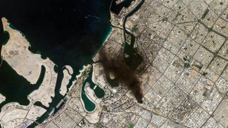 杜拜遭伊朗战火池鱼之殃 富豪「钱」进新加坡、香港 这张由Planet Labs PBC提供的卫星照片显示,杜拜某处遭袭击后冒出阵阵浓烟。(美联社档案照)