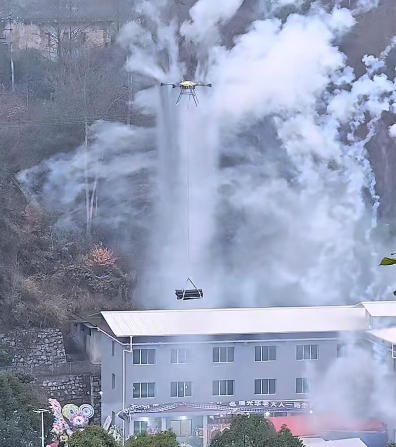 遵义一家庭租用无人机运棺材上山土葬。(取材自潇湘晨报)