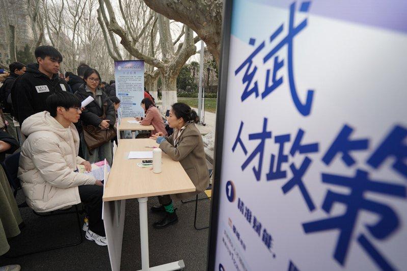 「凤栖玄武 智创未来」南京市区人才政策进高校系列首场活动在东南大学举行。(新华社...