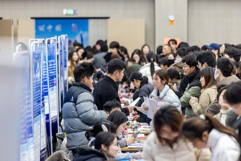 在浙江省湖州市就业大楼,求职者参加2026年湖州籍高校毕业生专场招聘会。(新华社...