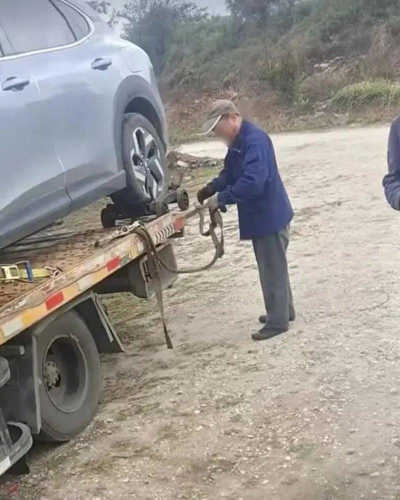 杨先生驾驶的电动车行驶到一半就彻底断电,无法操作。(取材自大风新闻)