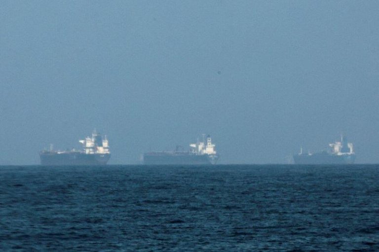 海峡若续受阻 国际油价将很快涨逾100元 高盛:最严重会涨到这价位 对油气交易员而言,关键在于波斯湾地区的能源供应何时能恢复。(路透)