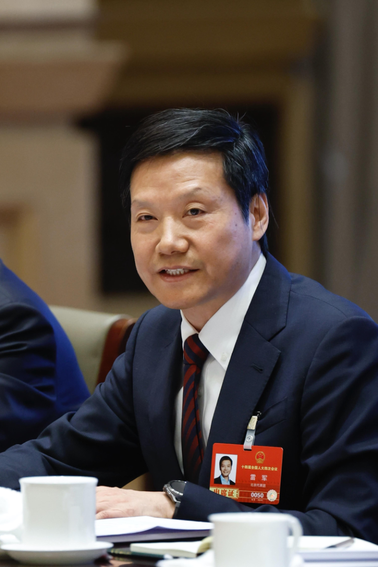 雷军:AI时代 未来人类每周只需工作3天、每天2小时 雷军大胆预言,未来人类每周将只需工作六小时。图为雷军3月6日在中共14届全国人大四次会议北京代表团团组会议上发言。(中新社)