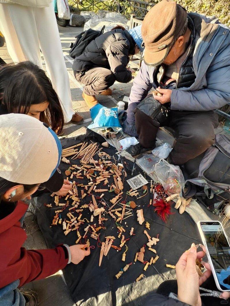 在摊位前挑选的人,都会跟大爷说几句话。(取材自新周刊)