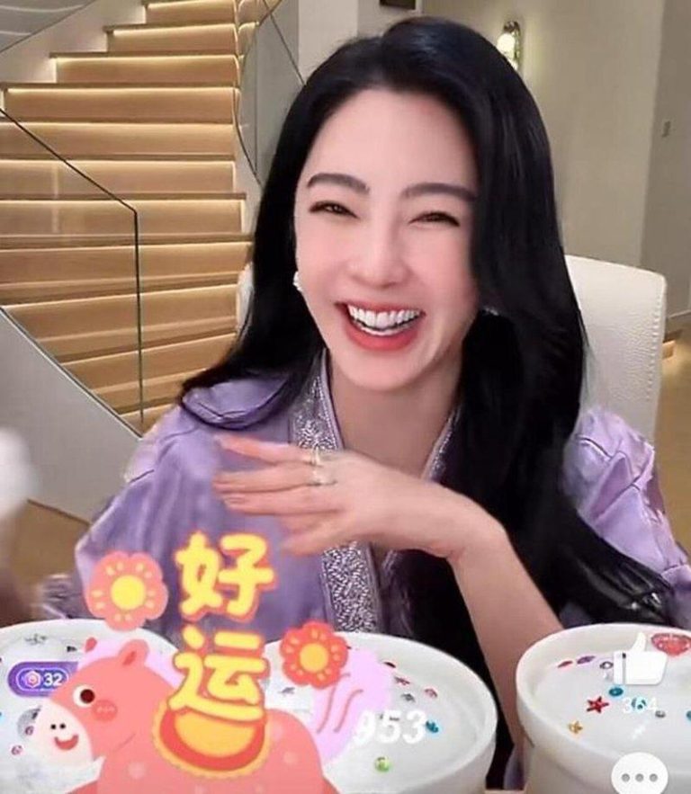 张雨绮复出直播带货 网传:影视综艺全被拒 张雨绮直播被形容状态看来挺好的。(取材自微博)