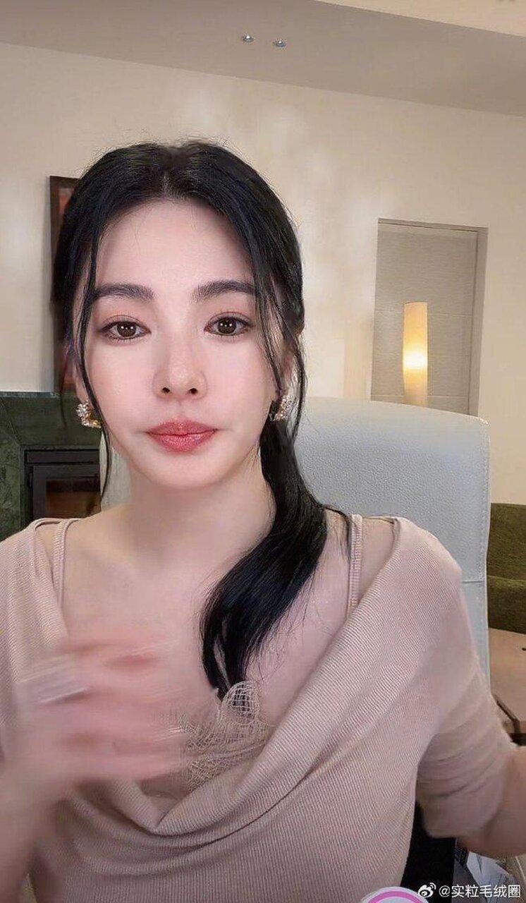 张雨绮在直播中全程未提争议。(取材自微博)