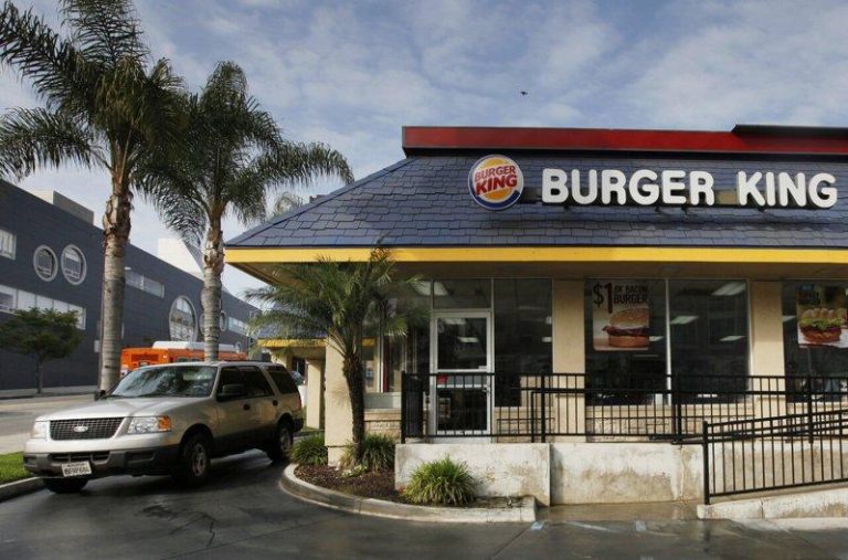 汉堡王「AI耳机」评员工友善度 遭质疑进行监视 汉堡王(Burger King)正在测试AI头戴式耳机,以便观察员工与顾客交互情形。(美联社)