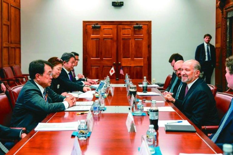 新税临头 日官员访美盼关税维持10% 南韩当天也与美协商 日本经产大臣赤泽亮正(左)率团访美,六日在华府和美国商务部长(右)卢特尼克讨论关税等双边经贸事宜。图/摘自美国商务部X