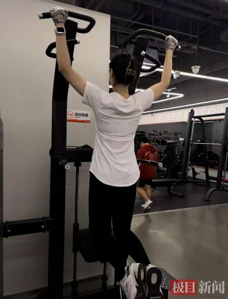 王女士通过减重手术、饮食控管及运动,体重从106公斤降至69公斤。(取材自极目新...