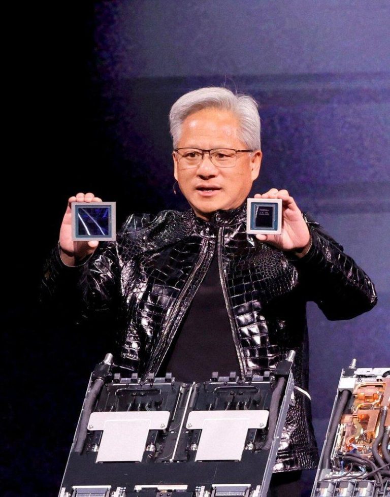 韩媒:辉达Vera Rubin供应链确立 三星、SK 海力士夺HBM4订单 今年 CES 大展上,NVIDIA 首席执行官黄仁勋手持 Rubin GPU 和 Vera CPU。(路透)